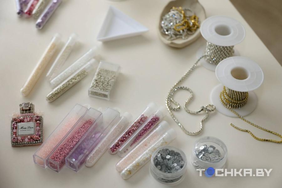 Создает броши и борется с раком: белоруска развивает бизнес на ювелирной вышивке