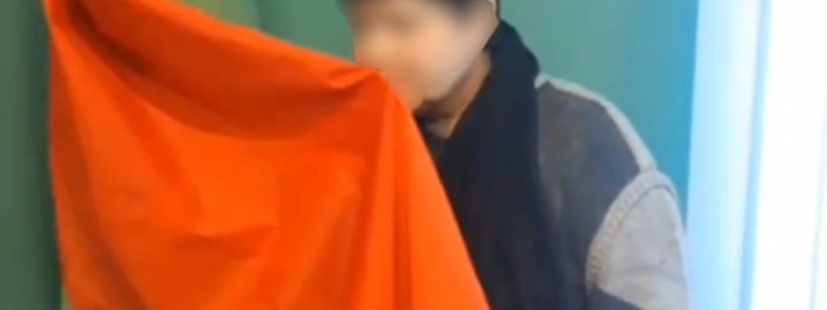 Силовики заставили задержанную за участие в протестах женщину целовать красно-зеленый флаг