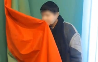 Силовики заставили задержанную за участие в протестах женщину целовать красно-зеленый флаг