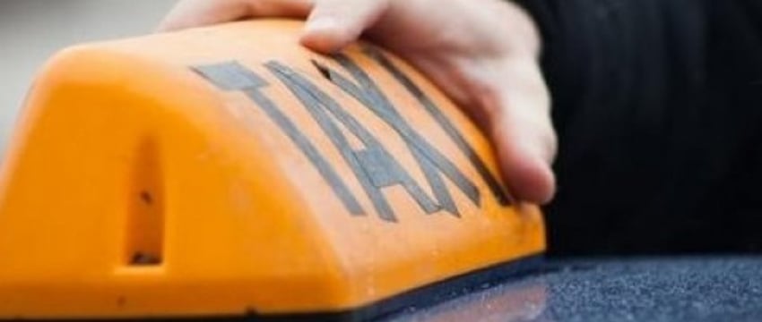 С таксиста работодатель потребовал деньги за разбитый автомобиль, а тот пожаловался в налоговую