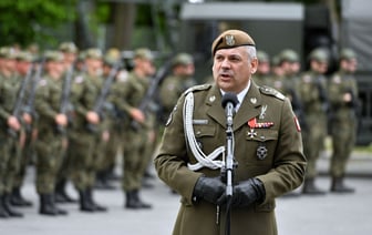 В Польше потребовали отставки генерала, который призвал страну готовиться к войне