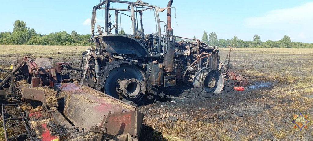 В Лунинецком районе при покосе травы загорелся трактор