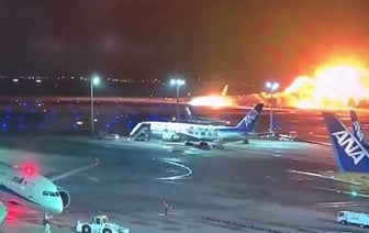 Самолет загорелся при посадке в аэропорту Токио