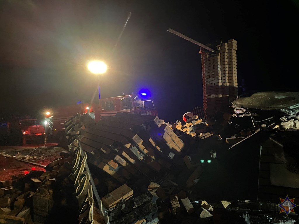 Автомобиль столкнулся с кирпичной стелой «Столин»