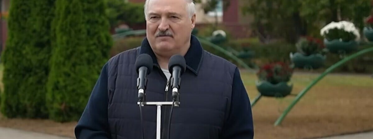 Лукашенко объяснил, почему его вертолет летел «необычно низко» — Видео