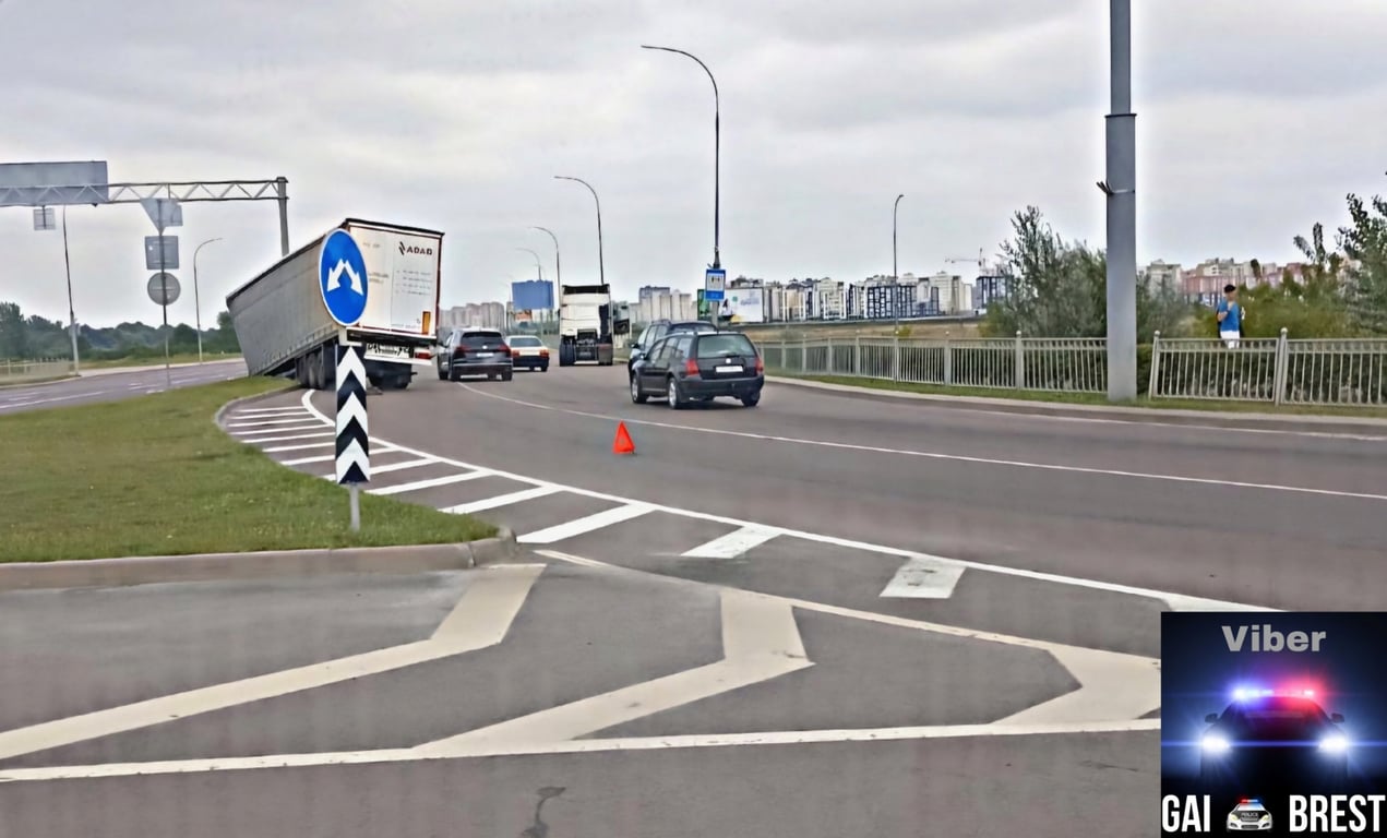 В Бресте у фуры отцепился полуприцеп во время движения