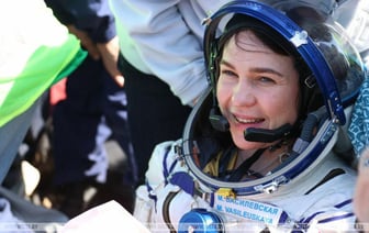 Первая белорусская космонавтка Василевская вернулась на Землю. Что она сказала? — Видео