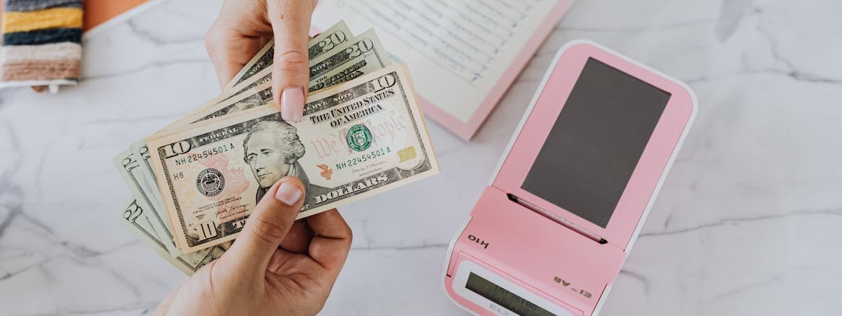 Белорусский рубль снизился к доллару и евро 30 мая на БВФБ