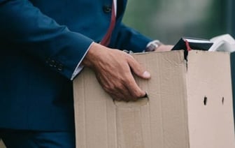 Сотрудника уволили за то, что он уходил раньше времени с работы. Однако суд он выиграл