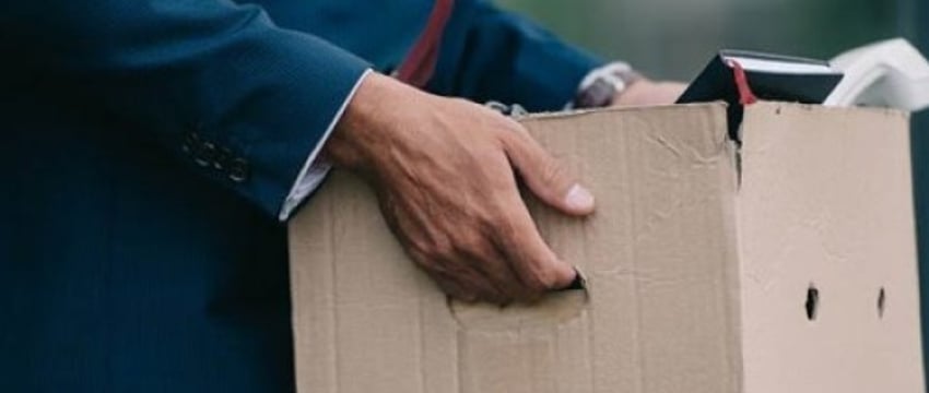 Сотрудника уволили за то, что он уходил раньше времени с работы. Однако суд он выиграл