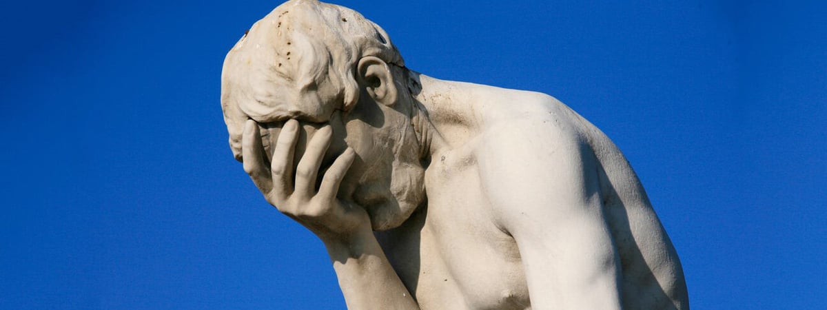 В Гродно мужчина снял штаны прямо на остановке — чем все закончилось