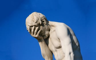 В Гродно мужчина снял штаны прямо на остановке — чем все закончилось