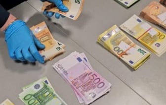 Везли крупные суммы через границу, но не декларировали. Таможня остановила уже 400 человек