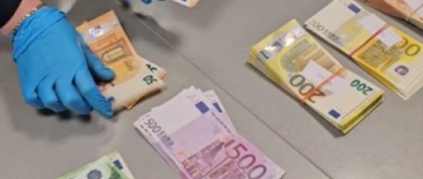 Везли крупные суммы через границу, но не декларировали. Таможня остановила уже 400 человек