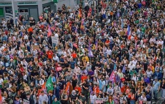 Массовые акции против политики Макрона прошли во Франции