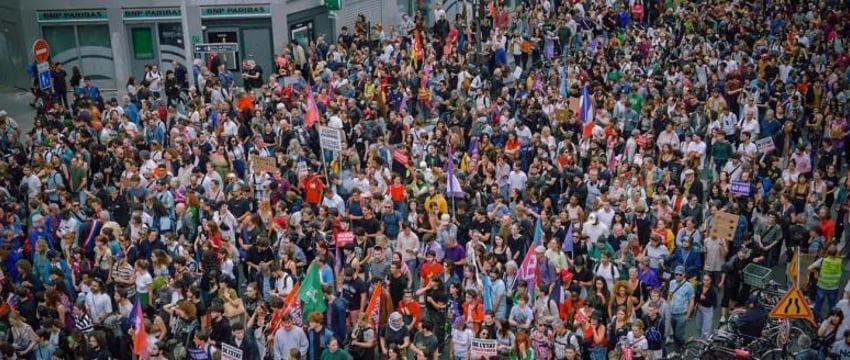 Массовые акции против политики Макрона прошли во Франции
