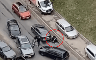 Водители подрались прямо на проезжей части, перегородив дорогу. Другие авто решили объехать их по тротуару