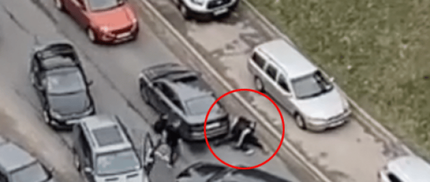 Водители подрались прямо на проезжей части, перегородив дорогу. Другие авто решили объехать их по тротуару