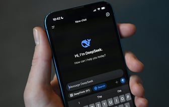 Китайский чат-бот DeepSeek поставил под угрозу инвестиции в ИИ по всему миру. Каким образом?