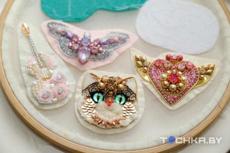 Создает броши и борется с раком: белоруска развивает бизнес на ювелирной вышивке