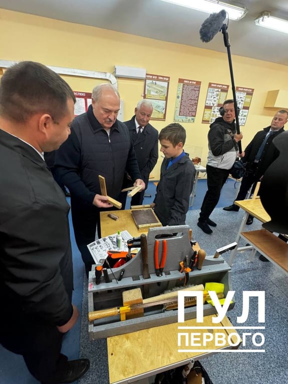 Александр Лукашенко прибыл в Парохонскую среднюю школу. Вот в чем уникальность этого учреждения