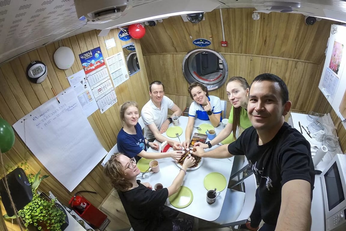 Прогулялась по кратерам и вырастила помидоры. Белоруска рассказала, как «слетала» на Луну