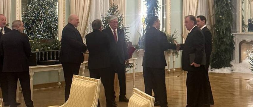 Путин угостил новогодними блюдами Лукашенко и других лидеров СНГ