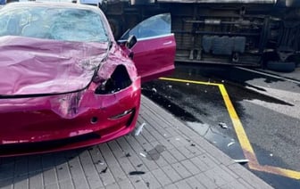 В Минске Tesla перевернула маршрутку. Есть видео