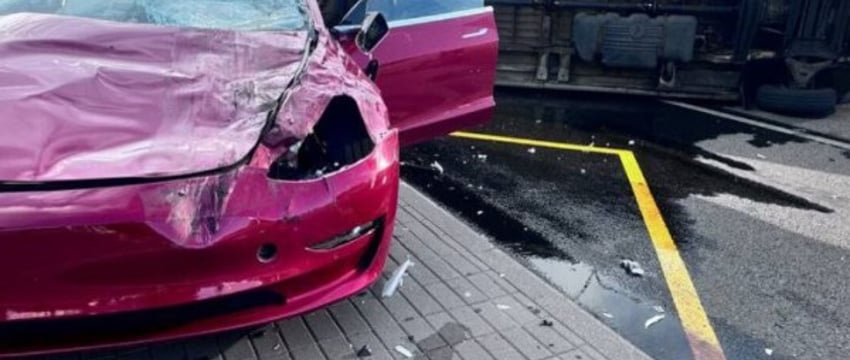 В Минске Tesla перевернула маршрутку. Есть видео