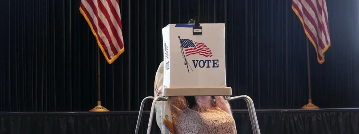 На половине избирательных участков в США завершились выборы. Кто лидирует?