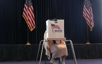 На половине избирательных участков в США завершились выборы. Кто лидирует?