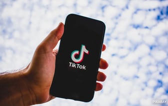 TikTok запретил российские телеканалы RT и Sputnik за "тайные операции влияния"