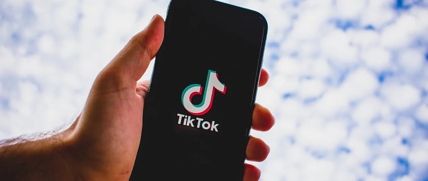 TikTok запретил российские телеканалы RT и Sputnik за "тайные операции влияния"