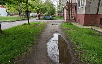 В Гомеле после дождей двор уходит под воду. Помочь взялся депутат