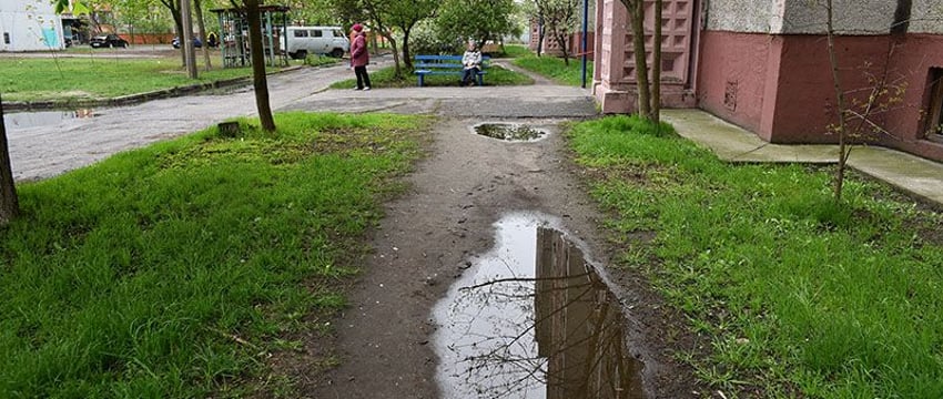 В Гомеле после дождей двор уходит под воду. Помочь взялся депутат