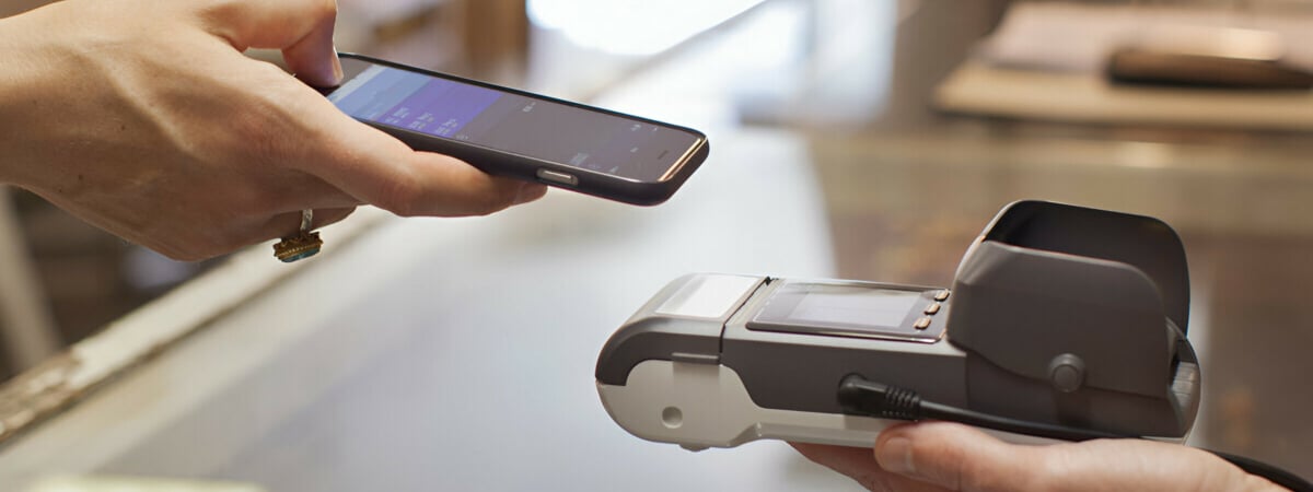 В БПЦ предупредили белорусов о возможных проблемах с оплатой смартфоном