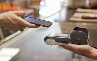 В БПЦ предупредили белорусов о возможных проблемах с оплатой смартфоном