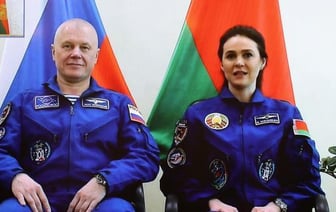 Лукашенко пригласил космонавтов Василевскую и Новицкого в гости на фирменный салат