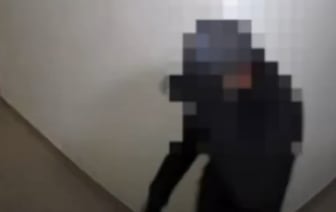 Мужчина ходил по этажам дома и дергал за ручки дверей – некоторые из них оказались не заперты