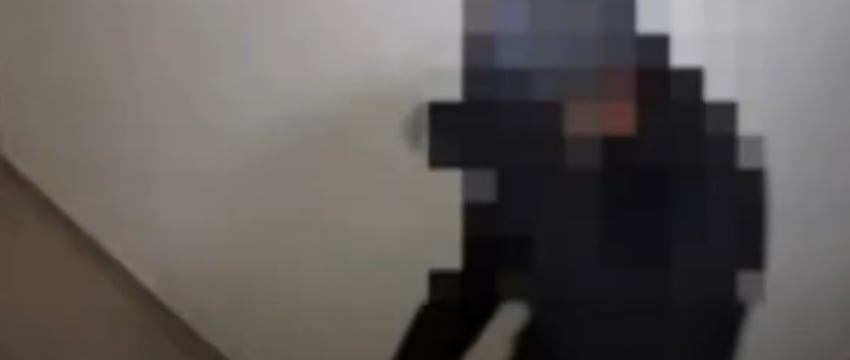 Мужчина ходил по этажам дома и дергал за ручки дверей – некоторые из них оказались не заперты