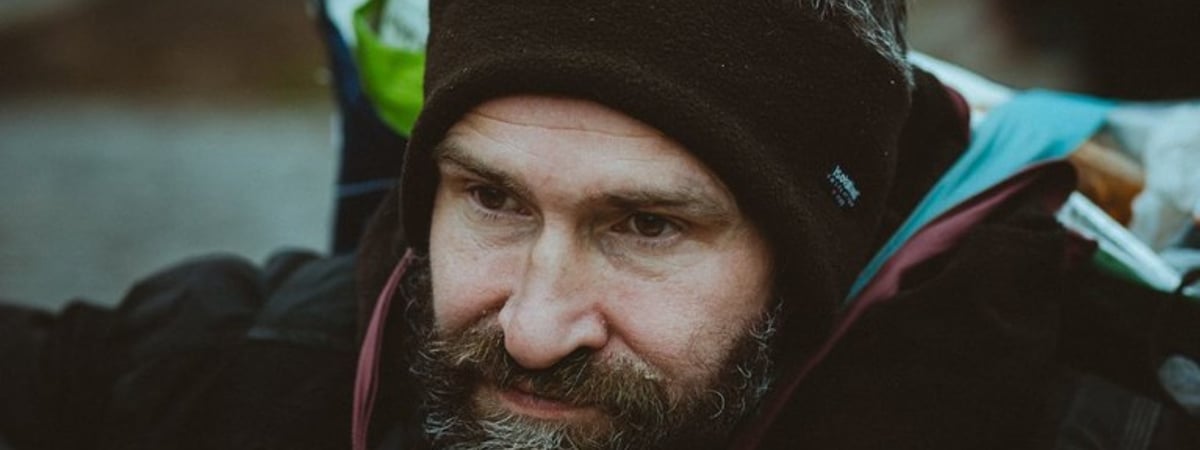 «Сделать из своей жизни реалити-шоу». Беларус, оказавшийся на улице, собирает деньги на приют для бездомных в Варшаве