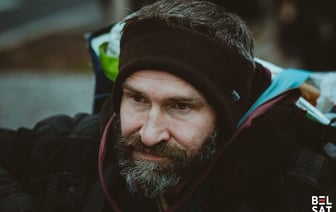 «Сделать из своей жизни реалити-шоу». Беларус, оказавшийся на улице, собирает деньги на приют для бездомных в Варшаве