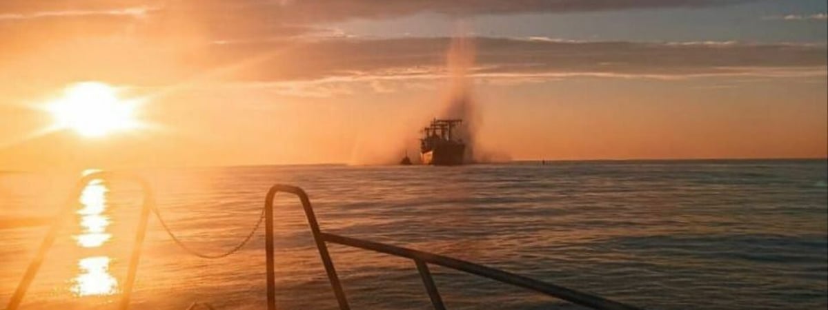 Гражданское судно подорвалось на мине в Черном море — Фото