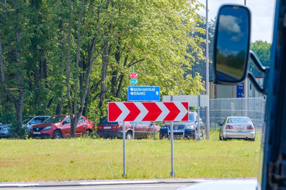 «Через Турцию — 5 000 евро сверху». Узнали, какие остались пути доставки «зависших» в Литве машин