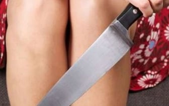 «Почему квартира грязная?». В Лунинце женщина ударила мужчину ножом в живот