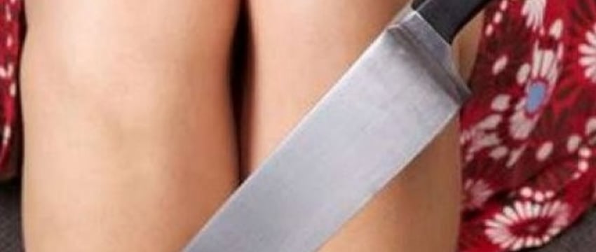 «Почему квартира грязная?». В Лунинце женщина ударила мужчину ножом в живот