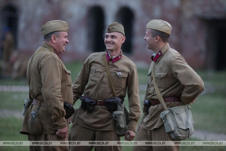 В ночь на 22 июня реконструкторы воссоздали эпизоды обороны Брестской крепости