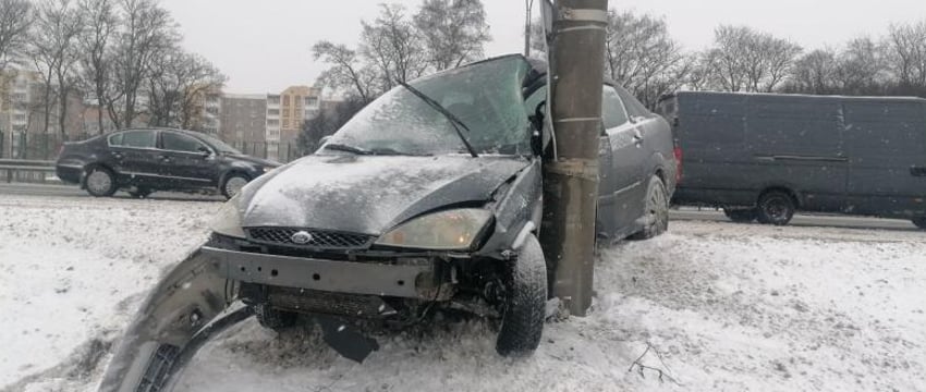 На МКАД водитель врезался в столб