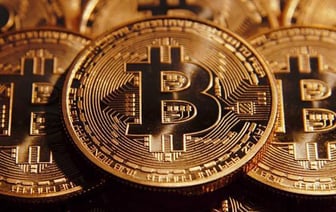 Биткоин достиг рекордного курса в 93 тысячи долларов