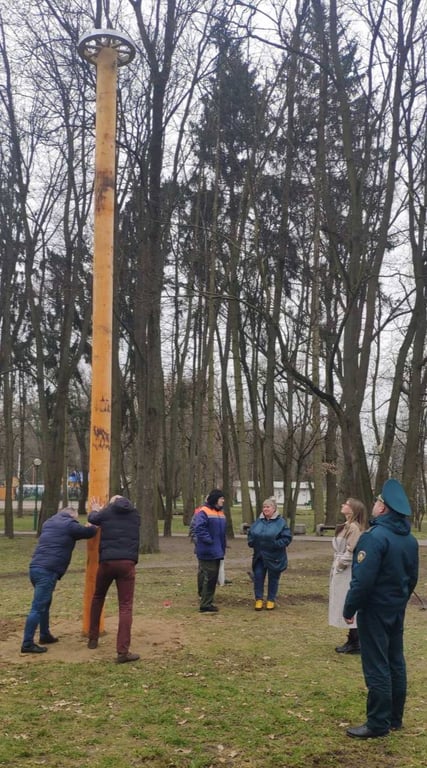 В Бресте новый масленичный столб прошел испытание на прочность и устойчивость.